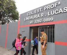 Escola Segura - Colégio Estadual Profa. Lindaura R. Lucas. - cabo Garcia, policial voluntário.São José dos Pinhais, 13-09-19.Foto: Arnaldo Alves / AEN.