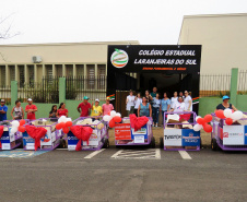 Ação de colégio doa carrinhos novos a catadores de papel. Foto: Divulgação/SEED