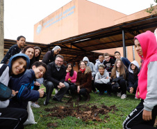 O diretor de Operações do BRDE Wilson Bley, participa do plantio de árvore no Colégio Estadual Pilar Maturana, em Curitiba. Foto:Rodolfo Buhrer 