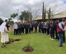 O controlador-geral do Estado Raul Siqueira, participa do plantio de árvore no Colégio Estadual Dom Pedro II, em Campo Largo. Foto: Divulgação/CGE