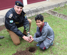 Curitiba, 23 de setembro de 2019. Programa Parana Verde. Foto: Comandante Geral do Policia Militar planta arvore no Colegio Estadual Santo antonio.