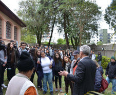 O secretário da Agricultura Norberto Ortigara, participa do  plantio de árvore, no colégio Leôncio Correia. Foto: Gisele Barão/SEAB

