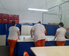 Presas da Penitenciária Feminina de Foz do Iguaçu - Unidade de Progressão (PFF-UP) receberam mais de 900m de tecidos para a confecção de 500 lençóis e toalhas de banho a serem usadas pelas detentas da própria unidade