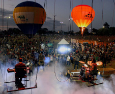 Foz do Iguaçu, no Oeste do Paraná, foi palco do espetáculo de música, luzes e cores neste sábado (28) durante a abertura oficial da 3ª etapa dos Jogos de Aventura e Natureza, que acontece até o próximo fim de semana na região dos municípios lindeiros. Cerca de 10 mil pessoas participaram. Foto: Beto Pacheco