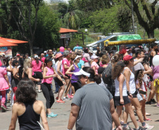 Outubro Rosa do Governo do Paraná reúne mais de mil pessoas no Parque Barigui. Foto:Divulgação/SEJUF