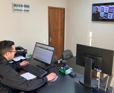 A Polícia Civil do Paraná (PCPR) implantou centrais de flagrantes por videoconferência no Interior do Estado. Até o momento, 98 municípios já contam com o serviço que deve ser expandido. O novo sistema emprega tecnologia e inovação, trazendo mais eficiência ao trabalho policial, além de otimizar recursos humanos.
