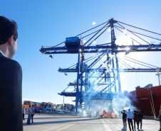 O Paraná passou a ter o maior terminal portuário em movimentação de contêineres do País. Nesta quinta-feira (10) o governador Carlos Massa Ratinho Junior inaugurou as obras de ampliação do Terminal de Contêineres de Paranaguá (TCP), que aumentarão o potencial de operação em 66%, passando das atuais 1,5 milhão TEUs/ano para 2,5 milhões.