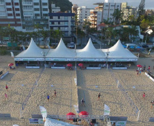 Os Jogos de Aventura e Natureza são palco do Caiobá Open de Beach Tennis, que faz parte do Circuito Mundial da Federação Internacional de Tênis (ITF, sigla em inglês). O evento começou nesta quinta-feira (24) e segue até domingo (27) na Praia Mansa, em Matinhos. Foto: Divulgação/ Esporte Paraná