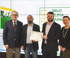 O Prêmio Selo Clima Paraná 2019 foi entregue nesta quinta-feira (07) a 36 empresas que, voluntariamente, decidiram medir, divulgar e reduzir as emissões de gases de efeito estufa, causadores do aquecimento global e das mudanças climáticas. O mais importante deles é o dióxido de carbono (CO2). Foto: Denis Ferreira Netto/AEN