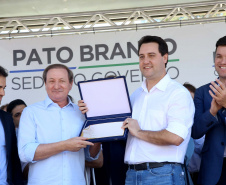 O governador Carlos Massa Ratinho Junior assinou na manhã desta terça-feira (12) a transferência da sede do Governo do Paraná para Pato Branco, polo do Sudoeste do Paraná