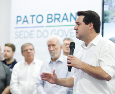 O governador Carlos Massa Ratinho Junior assinou nesta quarta-feira (13), em Pato Branco, no Sudoeste do Paraná, a liberação de R$ 54 milhões para municípios da região. O encontro com os prefeitos fez parte da agenda de transferência da sede do Executivo Estadual para o município.