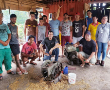 Pescadores fazem curso de mecânica de embarcações. Fotos de Pierpaolo Nota/ Portos do Paraná 