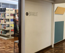 A Biblioteca Pública do Paraná (BPP) reformulou a sala da Seção Braille, tornando-a mais acessível para o público em geral. O local destinado aos livros aumentou, facilitando a circulação dos usuários. Foto: Divulgação/BPP