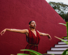 A abertura do show conta com uma apresentação da dançarina Laremi Paixão, denominada “Dança para Oxum”, que traz na poética corporal a história e os ensinamentos da cultura afro-brasileira pela perspectiva negra.Foto: Divulgação