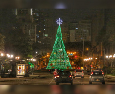 Festas de Natal já iluminam muitas cidades do Paraná. Curitiba. Foto: José Fernando Ogura/AEN