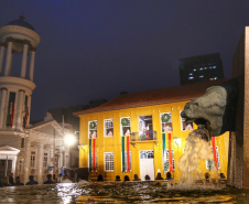 Festas de Natal já iluminam muitas cidades do Paraná. Curitiba. Foto: José Fernando Ogura/AEN