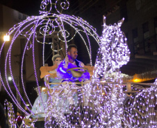 Festas de Natal já iluminam muitas cidades do Paraná. Pato Branco. Foto: Gaby Linn/Prefeitura de Pato Branco