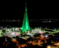 Festas de Natal já iluminam muitas cidades do Paraná.Maringá. Foto: Aldemir de Moraes/PMM