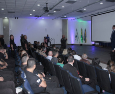 Agentes, instrutores, diretores de unidades e coordenadores regionais participaram da cerimônia de encerramento das atividades de 2019 da Escola Penitenciária (Espen), do Departamento Penitenciário do Paraná (Depen), que ocorreu nesta terça-feira (19), no auditório da Polícia Rodoviária Federal