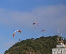 PARAPENTE - O parapente é uma forma de voo livre semelhante ao paraquedismo, mas é possível não só controlar a queda, como prolongá-la e até definir a direção a ser seguida. Foto: José Fernando Ogura/AEN