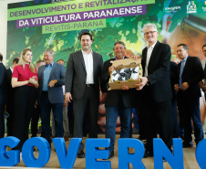 O governador Carlos Massa Ratinho Junior lançou nesta terça-feira (26), no Palácio Iguaçu, o programa Revitis, destinado a estimular a produção de uvas no Paraná. Iniciativa inédita no Estado, o programa está apoiado em quatro eixos: incentivo para a produção, reorganização da comercialização, desenvolvimento do turismo e apoio à agroindústria.