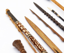 Lanças e arcos: armamento de várias etnias indígenas. Acervo Museu Paranaense. Foto Ingrid Schmaedecke.

