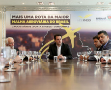 10/12/2019 - O governador Carlos Massa Ratinho Junior e o diretor-presidente da Passaredo Linhas Aéreas, Eduardo Bush, formalizam nesta terça-feira (10) um acordo para que a companhia passe a operar linhas regulares no Paraná.Foto Gilson Abreu/AEN