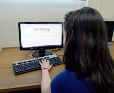 Larissa Santin, acadêmica pesquisadora, realizando funções no software. Foto: Unioeste