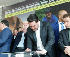 O governador Carlos Massa Ratinho Junior confirmou nesta terça-feira (17), durante evento no Palácio Iguaçu, um grande pacote voltado para o meio ambiente e a sustentabilidade. Foram destinados, entre liberações diretas e convênios, R$ 65 milhões para 149 municípios do Estado.