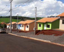 Com um investimento de R$ 723 mil do Governo do Paraná financiados junto ao Banco Interamericano de Desenvolvimento (BID) 12 famílias receberam imóveis novos completamente de graça.