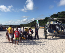 O uso do helicóptero Falcão 03 do Batalhão de Polícia Militar de Operações Aéreas (BPMOA), do Governo do Estado, salvou 13 vidas no Litoral do Paraná em sete dias, desde o início da Operação Verão Maior.
Foto: PMPR
