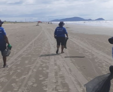 O volume de lixo coletado nas praias de Matinhos, Guaratuba e Pontal do Paraná na noite da virada do ano foi 25% maior que na mesma data do ano passado. Ao todo, foram coletadas 30,5 toneladas de entulho deixadas na areia. 
 Foto: Sanepar