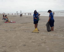 O volume de lixo coletado nas praias de Matinhos, Guaratuba e Pontal do Paraná na noite da virada do ano foi 25% maior que na mesma data do ano passado. Ao todo, foram coletadas 30,5 toneladas de entulho deixadas na areia. 
 Foto: Sanepar
