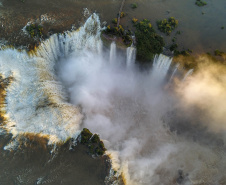 O Parque Nacional do Iguaçu, em Foz do Iguaçu, maior atrativo turístico do Paraná, recebeu 2.020.358 turistas em 2019. É o recorde de visitações na unidade de conservação e a primeira vez da história em que as catracas giraram mais de dois milhões de vezes.

04/2019 - Foz do Iguaçu - Cataratas Foto: José Fernando Ogura/ANPr