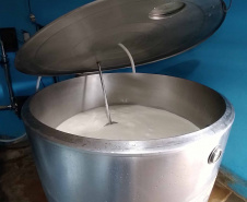 Além de complementar a alimentação de 118 mil crianças que recebem gratuitamente um litro de leite enriquecido por dia em todo o Paraná, o programa Leite das Crianças é um dos grandes responsáveis por fomentar a pecuária leiteira no Estado. Foto: SEAB