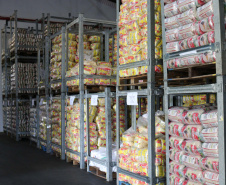 Mais de 1,8 mil toneladas de alimentos não perecíveis começaram a ser distribuídas para as mais de 2,1 mil escolas estaduais em todo o Paraná, nesta quarta-feira (15). Foto: Fundepar