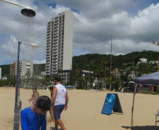 As duchas ecológicas instaladas pela Sanepar no Litoral, nas praias de Guaratuba, Matinhos e Pontal do Paraná, fazem sucesso entre os turistas e a população local. Ao longo da orla, estão à disposição dos banhistas 47 duchas em 11 pontos fixos e em dois pontos móveis. Foto:Sanepar