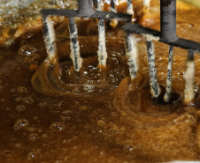 Produção de açucar mascavo e de melado de açúcar mascavo de cana-de-açúcar produzido pelo produtor Rafael Morgenstern em Capanema, no sudoeste do Paraná.  Capanema - 16/01/2020 - Foto: Geraldo Bubniak/AEN