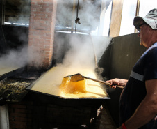 Produção de açucar mascavo e de melado de açúcar mascavo de cana-de-açúcar produzido pela familia do produtor Gilberto Hass  em Capanema, no sudoeste do Paraná.  Capanema - 16/01/2020 - Foto: Geraldo Bubniak/AEN