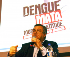 A importância do envolvimento da população na eliminação dos criadouros do mosquito da dengue foi um dos temas da palestra do secretário de Estado da Saúde, Beto Preto, nesta terça-feira (21), na sede do Senac, em Curitiba. Foto: Américo Antonio/SESA