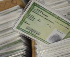 A Polícia Civil do Paraná (PCPR) iniciou a emissão de um novo modelo de carteira de identidade. O documento possibilita a inclusão de diversos dados e oferece mais segurança contra a falsificação. O antigo Registro Geral (RG) continua válido. Foto:Polícia Civil