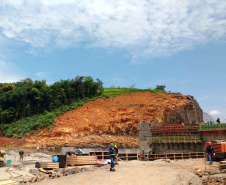 As obras da Pequena Central Hidrelétrica Bela Vista avançam rapidamente em Verê, no sudoeste do Paraná. Esta semana, as equipes iniciam o lançamento  de concreto na barragem e no vertedouro que ficam no leito do rio Chopim.
Foto: Copel