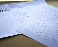 Pensando na importância de dar autonomia a essas pessoas e atender outras que talvez nem pedissem a conta de luz em seu nome pela dificuldade de acesso às informações, a Copel lançou a fatura em Braille, que teve suas primeiras entregas há exatos 12 anos, em janeiro de 2008.
Foto: Copel