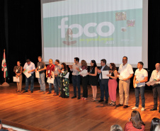 

Foi reconhecido o desempenho no âmbito dos programas Presente na Escola e Prova Paraná Mais. Entrega dos quase 400 certificados ocorreu no Seminário Foco na Aprendizagem, em Curitiba, que reúne os mais de 2 mil diretores.
Foto: SEED