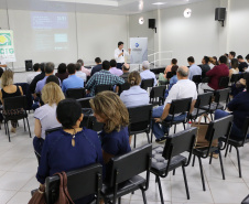 O evento, promovido pela Escola de Liderança do Paraná, reuniu mais de 160 pessoas, entre prefeitos, secretários municipais, vereadores e representantes de diversas entidades e associações, na Associação Comercial e Empresarial de Goioerê.
Foto: SEPL