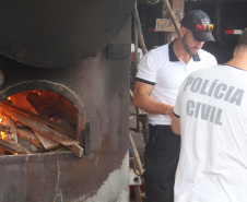 A Polícia Civil do Paraná (PCPR) incinerou cerca de 15 quilos de diversas drogas, nesta quarta-feira (5), em Guaratuba. Os entorpecentes foram destruídos em uma empresa local. A ação foi acompanhada por representantes do Ministério Público e da Vigilância Sanitária do município.
Foto: SESP