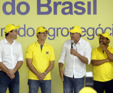 O governador Carlos Massa Ratinho Junior entregou nesta quinta-feira (06), durante o Show Rural, em Cascavel, as chaves de mais um trator do programa Trator Solidário. Os beneficiados foram o criador de vacas de leite Roque Selzler e sua mulher, Leonete, moradores de Pato Bragado. - Cascavel, 06/02/2020 -  Foto: Gilson Abreu/AEN