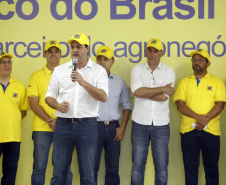 O governador Carlos Massa Ratinho Junior entregou nesta quinta-feira (06), durante o Show Rural, em Cascavel, as chaves de mais um trator do programa Trator Solidário. Os beneficiados foram o criador de vacas de leite Roque Selzler e sua mulher, Leonete, moradores de Pato Bragado. - Cascavel, 06/02/2020 -  Foto: Gilson Abreu/AEN