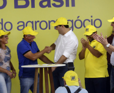 O governador Carlos Massa Ratinho Junior entregou nesta quinta-feira (06), durante o Show Rural, em Cascavel, as chaves de mais um trator do programa Trator Solidário. Os beneficiados foram o criador de vacas de leite Roque Selzler e sua mulher, Leonete, moradores de Pato Bragado. - Cascavel, 06/02/2020 -  Foto: Gilson Abreu/AEN