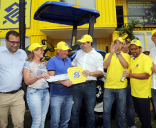 O governador Carlos Massa Ratinho Junior entregou nesta quinta-feira (06), durante o Show Rural, em Cascavel, as chaves de mais um trator do programa Trator Solidário. Os beneficiados foram o criador de vacas de leite Roque Selzler e sua mulher, Leonete, moradores de Pato Bragado. - Cascavel, 06/02/2020 -  Foto: Gilson Abreu/AEN